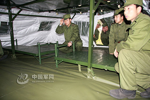 新闻纵览 我军动态    近日,解放军新型随车宿营帐篷首次配发成都军区