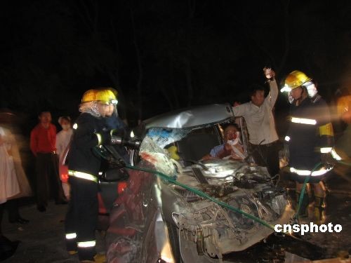 图文:广西贵港三车相撞 两司机被困