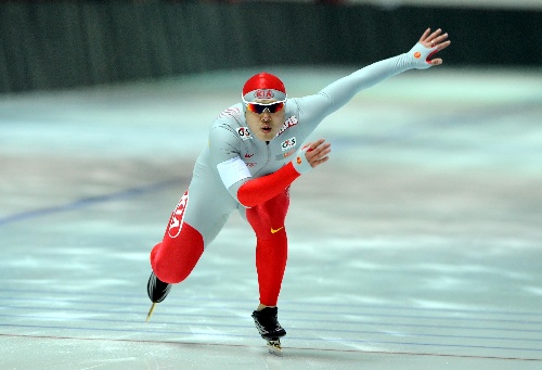 图文:速度滑冰男子500米 于凤桐比赛正面特写
