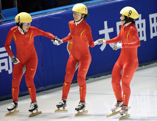 图文:短道速滑女子1500米决赛 中国三女将庆祝