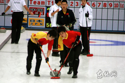 大冬会男子冰壶首轮比赛结束 中国10-2轻取日