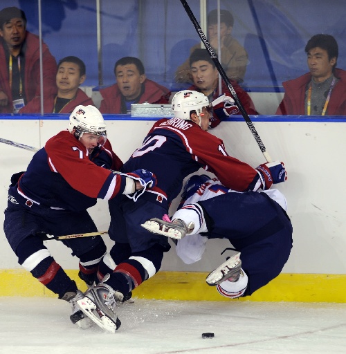 图文大冬会男子冰球美国胜韩国双方激烈碰撞