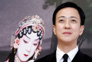 日本国宝级歌舞伎大师坂东玉三郎迷恋中国昆曲,他在不会汉语,更无