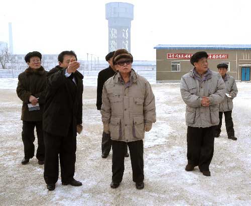 这张朝鲜中央通讯社2月21日提供的照片显示，朝鲜最高领导人金正日（前中）近日视察了咸境北道的金策制铁联合企业。