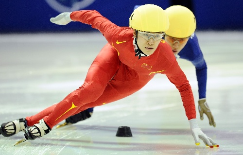 图文:短道女子3000米刘秋宏摘银 勇往直前