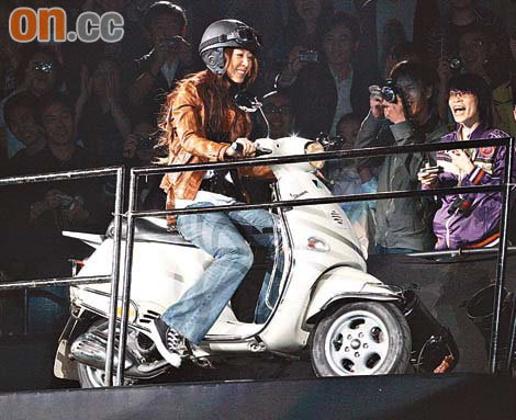 陈绮贞在红馆骑电单车，和歌迷有近距离接触