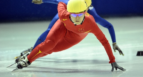 图文:短道速滑女团3000米接力 孟晓雪在比赛中