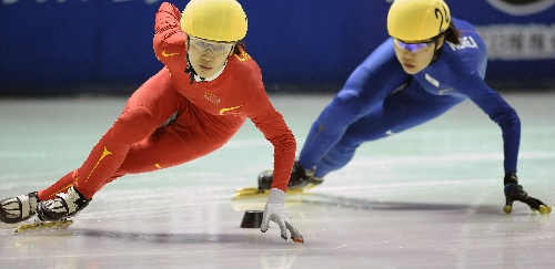 图文:短道速滑女团3000米接力 刘秋宏在比赛中