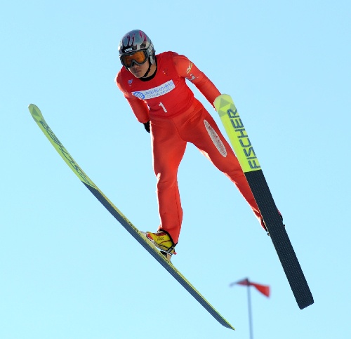 图文:大冬会北欧两项团体赛 李超在跳台滑雪
