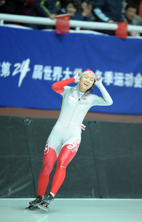 图文:速滑女子5000米董飞飞夺冠 倾听观众欢呼