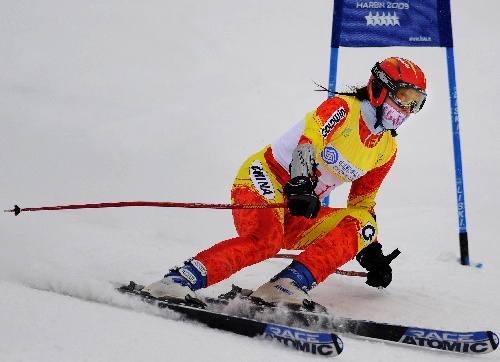 图文:高山滑雪女子大回转 中国队宋坤在比赛中