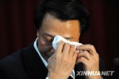 山西省长王君流泪向死难矿工及家属致歉(组图)