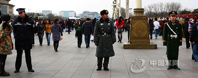 两会开幕前广场上军人保安警察站姿大对比(图)