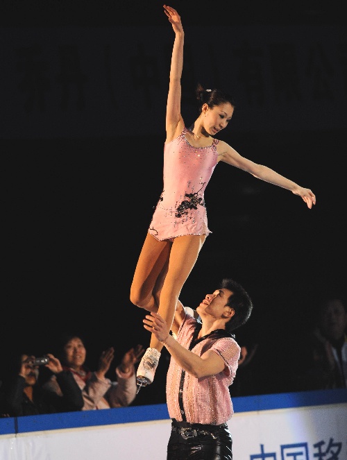 图文:花样滑冰表演 张丹/张昊在表演中