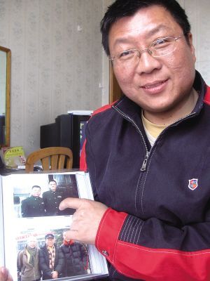 群众演员王宏展示他与名人的合影。