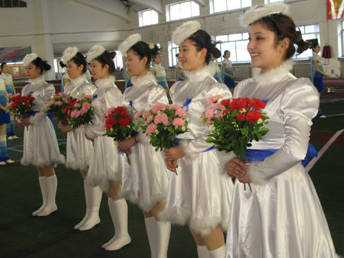 图文:大冬会美女排练闭幕式 齐捧花束百花盛开