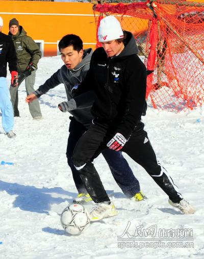 大冬会雪地足球邀请赛上演瑞士代表队获得冠军