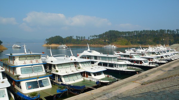 中国首批标准化游船在千岛湖热航(组图)