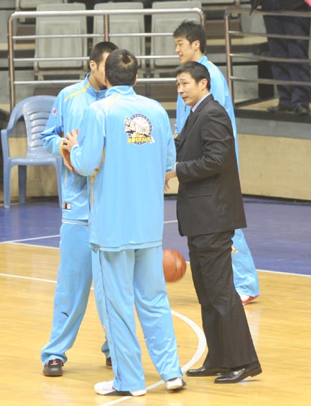 图文:新疆主场对阵八一 张劲松与大巴