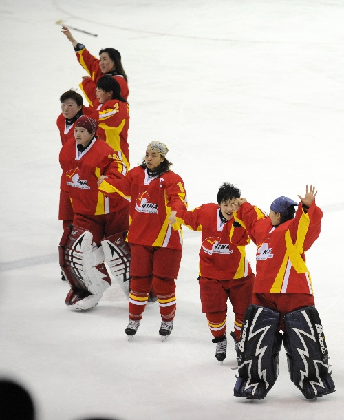 图文:中国女子冰球队摘得银牌 姑娘们感谢观众