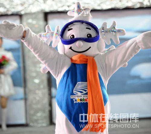 图文:哈尔滨大冬会闭幕式 吉祥物冬冬欢送来客