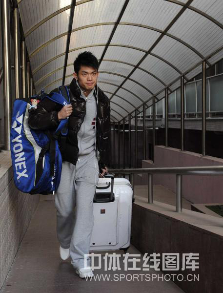 图文:中国羽毛球队出战全英赛 林丹大包小包