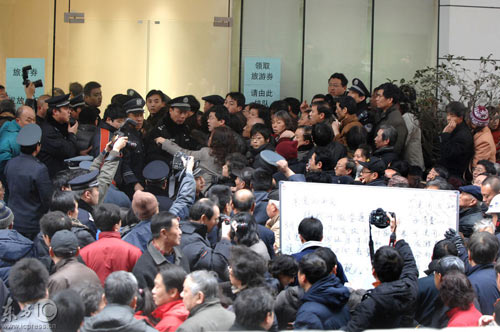 组图:杭州旅游费券首发上海 场面混乱尴尬收场