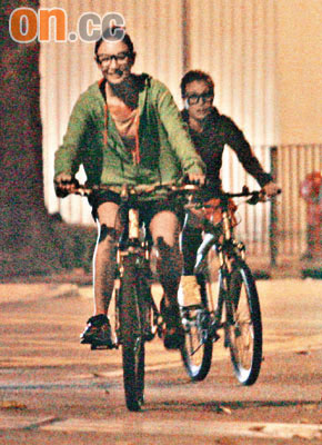郑希怡也陪阿娇骑车散心。