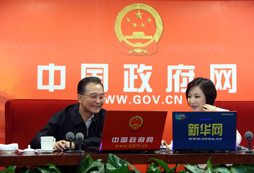 2月28日，中共中央政治局常委、国务院总理温家宝在中国政府网与网友在线交流。（新华社记者 姚大伟 摄）