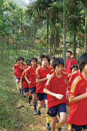 队员们每周两次在槟榔林里长跑练体能
