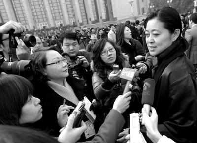 全国政协委员倪萍在人民大会堂前接受记者采访