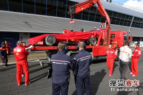 图文:F1赫雷斯试车第三日 法拉利赛车被吊走-搜