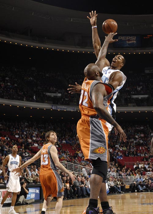 图文:[nba]魔术胜太阳 奥尼尔封盖霍华德