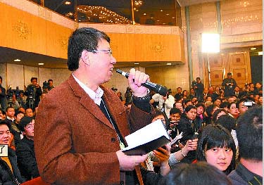 陕西记者多次参会终获提问机会 激动中拿反话筒