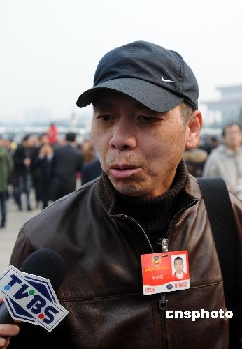 3月3日，全国政协委员、著名导演冯小刚接受记者采访。 中新社发 宋健浩 摄