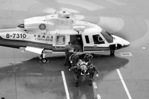 ■ 图为东海第一救助飞行队在第一时间将“伤员”运回飞行队基地 　　本报记者 纪海鹰 摄