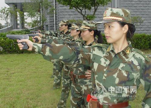 武警浙江边防总队女兵苦练射击以应对突发事件