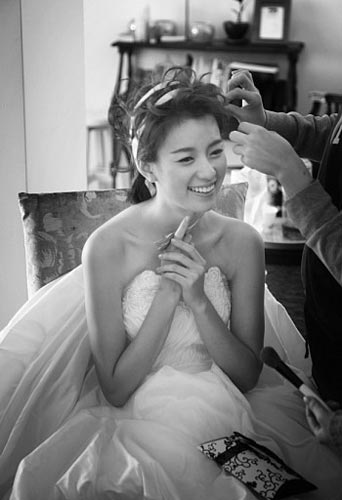 韩孝珠登上韩国某杂志拍婚纱写真