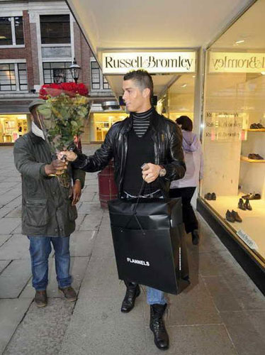 组图:C罗曼彻斯特街头疯狂购物 路人玫瑰相赠