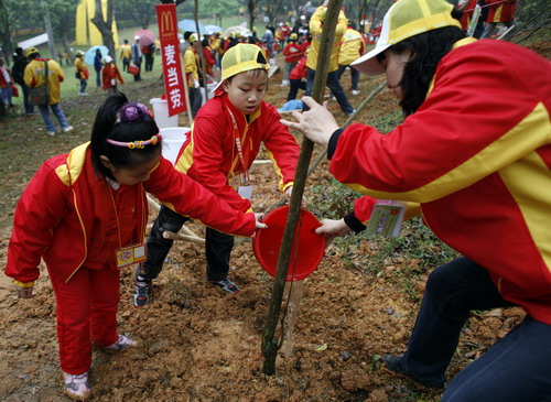 近千学生冒雨参加麦当劳第八届植树节活动