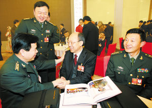 剑南春集团董事长乔天明一见到第二炮兵工程技术总队总队长廖炳生代表