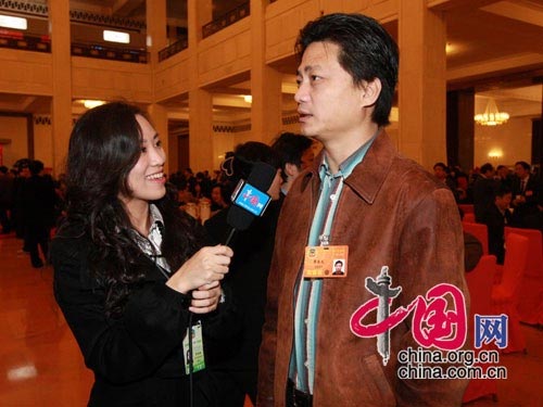 政协委员崔永元接受中国网记者采访(图)