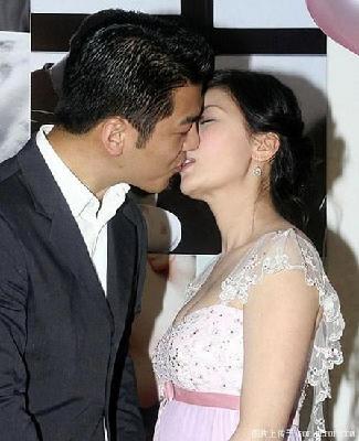 贾静雯与老公甜蜜一吻