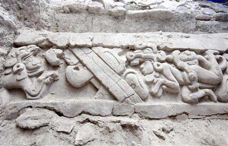 考古学家发现神秘雕刻 最早描述玛雅神话(图)