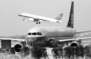 昨日，暂停运营的东星航空公司的飞机停在武汉天河国际机场 新华社 图