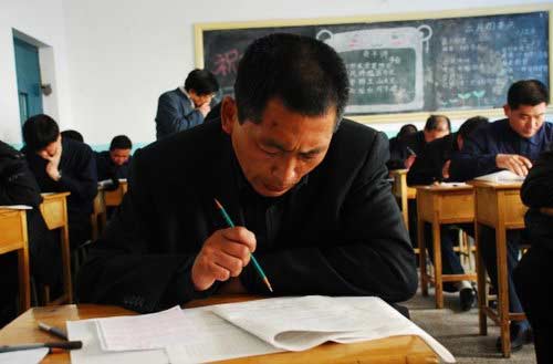 3月15日，在山东省公务员考试东营实验小学考场，来自东营市基层的村支书参加山东省公务员考试。