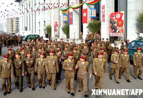 这是朝鲜中央通讯社3月8日播发的朝鲜人民军官兵走出平壤一座投票站的照片。新华社/法新