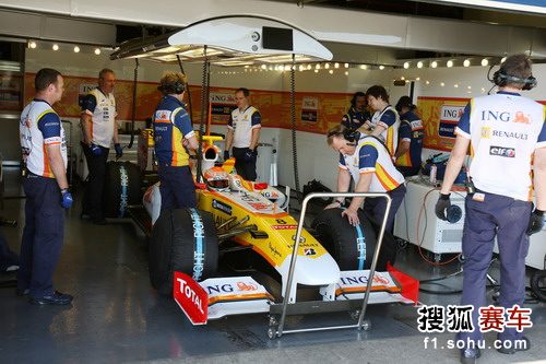 图文:f1赫雷斯赛道试车 雷诺车队维修间