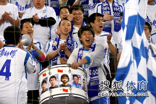 中国足球 中超联赛 2009亚冠联赛 聚焦天津泰达泰达球迷擂鼓助阵