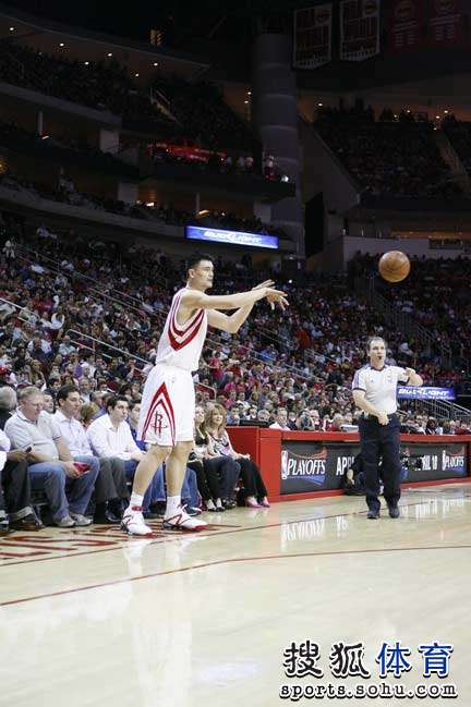 图文[nba]火箭vs活塞 姚明场边发球